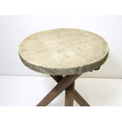 Stołek taboret z surowego drewna